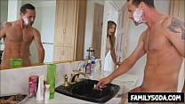 Stiefvater knallt Stieftochter, während Stiefmutter duscht