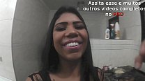 Lunna Vaz tomándose leche en la boca mientras Lucão preparaba la cena - Vlog # 4