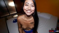 Тайская юная девушка из бара сосет и трахается в любительском видео
