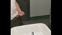 Masturbandosi nel bagno pubblico
