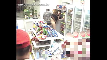 Videocamera di sicurezza al minimarket cattura l'uomo che scopa una bruna cattiva