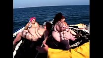 Четыре грязных спасателя-толстушки трахают друг друга игрушками на палубе на лодке