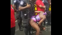 Schwarzer Popozuda, der auf Polizeibeamten In Street Event kämpft
