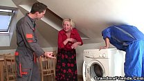 Два ремонтника трахают грудастую бабушку до спермы