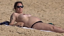 Красивая грудастая беременная топлесс на пляже 05