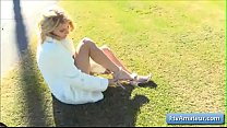 Сексуальная юная блондинка Арья трахает пальцами ее сочную киску на публике в любительском видео
