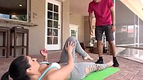 La matrigna lo seduce con un esercizio di yoga