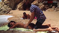VIP SEX VAULT - Comment approcher une fille à la plage et la baiser (Noe Milk & Antonio Ross)