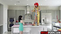 Die heiße MILF Alana Cruise engagiert einen Clown zu ihrem Geburtstag und wurde überrascht, als der geile Clown ihr einen tollen Geburtstagssex schenkte.