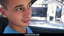 LatinLeche - Sweet Boy succhia il cazzo di Cameraman in una macchina per qualche soldo