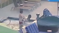 Поймали пару за сексом в бассейне дома