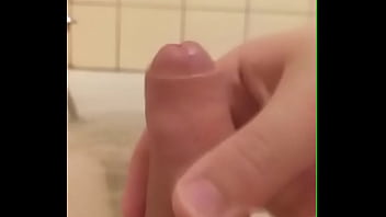 Masturbando mi polla sin cortar en mi baño
