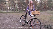 森の中で自慰行為をしている彼女の自転車ヌードに乗って戻ってアリーナキツネ