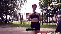 Une rouquine allemande maigre se fait remorquer publiquement par EroCom Date et baise en plein air