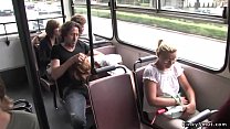 Nena castaña follando en el autobús público
