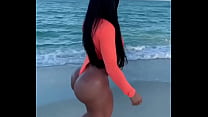 Luscious Big Butt zu Fuß am Strand