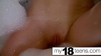 MY18TEENS - La ragazza si masturba nel primo piano del bagno e dell'orgasmo