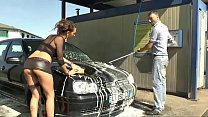 Анальный секс при мытье машины