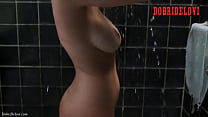 DobriDelovi.comのDiabloGuardianでパウリナガイタンがシャワーを浴びる