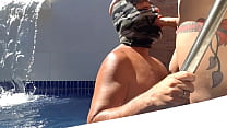 BRUNA DUARTE TRANS PAU IN THE CUSTOMER'S MOUTH IN THE SWIMMING POOL FOR PAU TO GET HARD