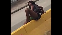 O venezuelano querendo ser um idiota se masturba no meio da estrada.