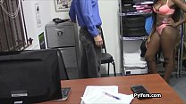 Видеонаблюдение засняло, как сексуального черного воришку наказывают в офисе
