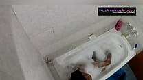 Caméra cachée dans le bain pendant qu'une jeune femme se masturbe le cul, elle entre et baise si fort