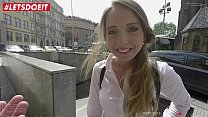 LETSDOEIT - La jeune russe Anya Akulova se fait baiser avec un vrai mec à grosse bite pendant cette pause