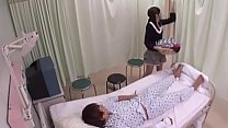 Попка японки даже моргает на больничной койке