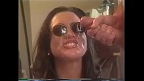 Шлюха Кимберли Куммингс получает камшот на лицо после того, как отсосала член и ебала игрушкой попку