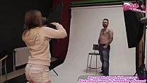 Fotografin verführt Männliches model beim shooting
