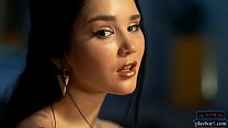 Die sexy asiatische MILF Malena gibt einen Striptease für den Playboy