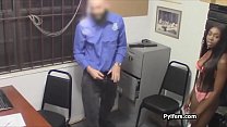 Ladrão de ébano punido no escritório pelo segurança excitado