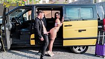 MAMACITAZ - La nana espagnole Aisha se fait baiser en levrette par un chauffeur de taxi en plein air