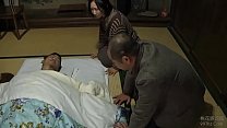 visitando a su amigo paralizado y a su esposa