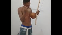 Querem tocar meu berimbau? NovinNovinho tocando instrumento de capoeira
