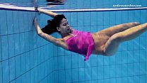Zlata nena nadando bajo el agua