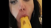 Возбужденная шлюшка в домашнем видео c. на банане