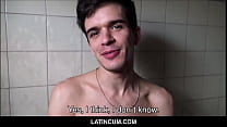 Amateur junger Latino Twink bezahlte Bargeld, um großen Schwanz Fremden im Badezimmer zu ficken