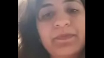 Indisches Mädchen masturbiert vor der Kamera