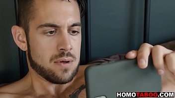 Сводный брат застукал меня за просмотром гей-порно!