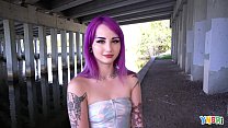 YNGR - Hot Inked Purple Hair Punk Teen fica machucado