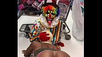 Clown se fait sucer la bite dans une ville de fête