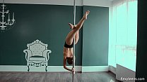 Yanna мега сексуальная обнаженная гимнастка раздвигает ноги