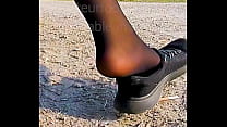 Кроссовки ноги ноги фетиш видео клип девушка палец ноги выскальзывает из своих потных вонючих ботинок