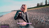 Un agent public baise une jeune fille russe en levrette sous le pont avec une hirondelle
