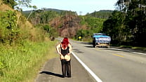 Bia Costa montrant ses fesses sur l'autoroute
