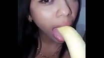 Он мастурбирует бананом