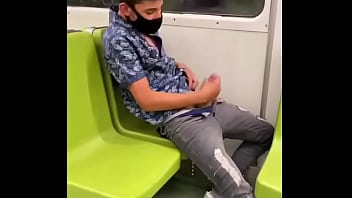 Maskierter Mann, der in der U-Bahn wichst
