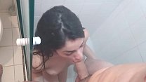 Giovane ragazza in bagno da sola nel posto - Joy Cardozo - Anne Bonny